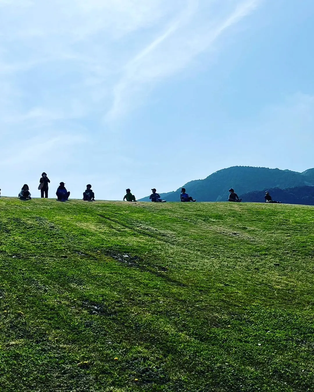 粕屋町の公園で草スキー-2