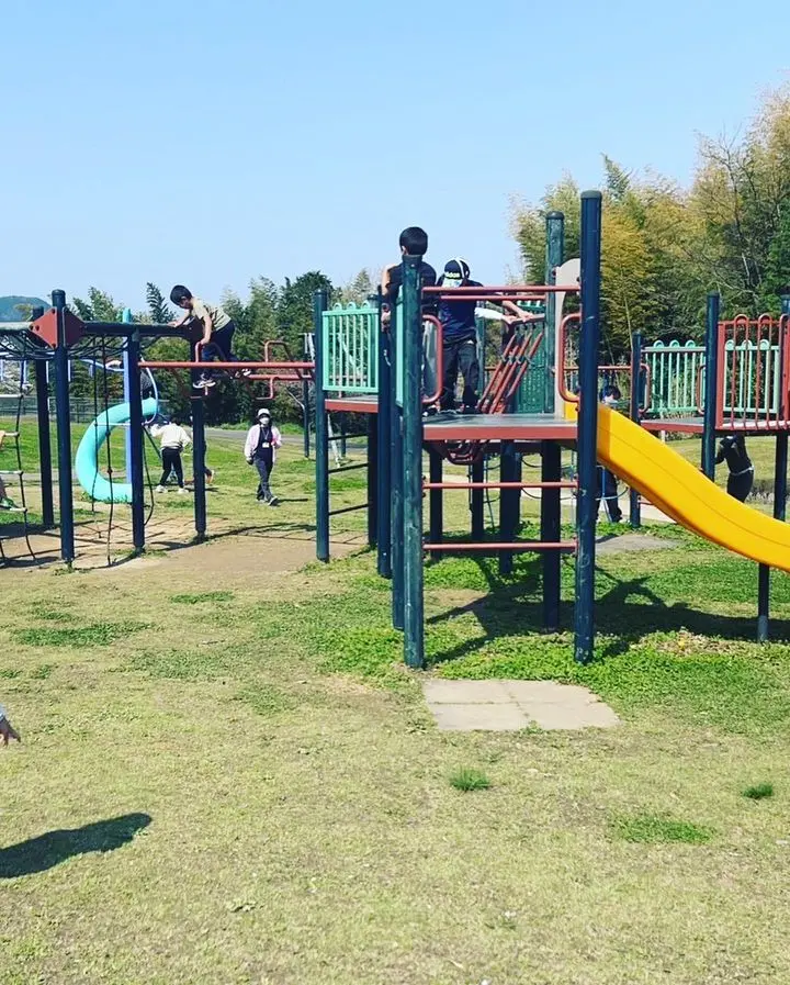 粕屋町の公園で草スキー-3